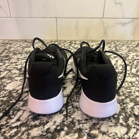 Nike Tanjun Women’s Sneaker. Size 9 Excellent condition Black/ White - Picture 9 of 11